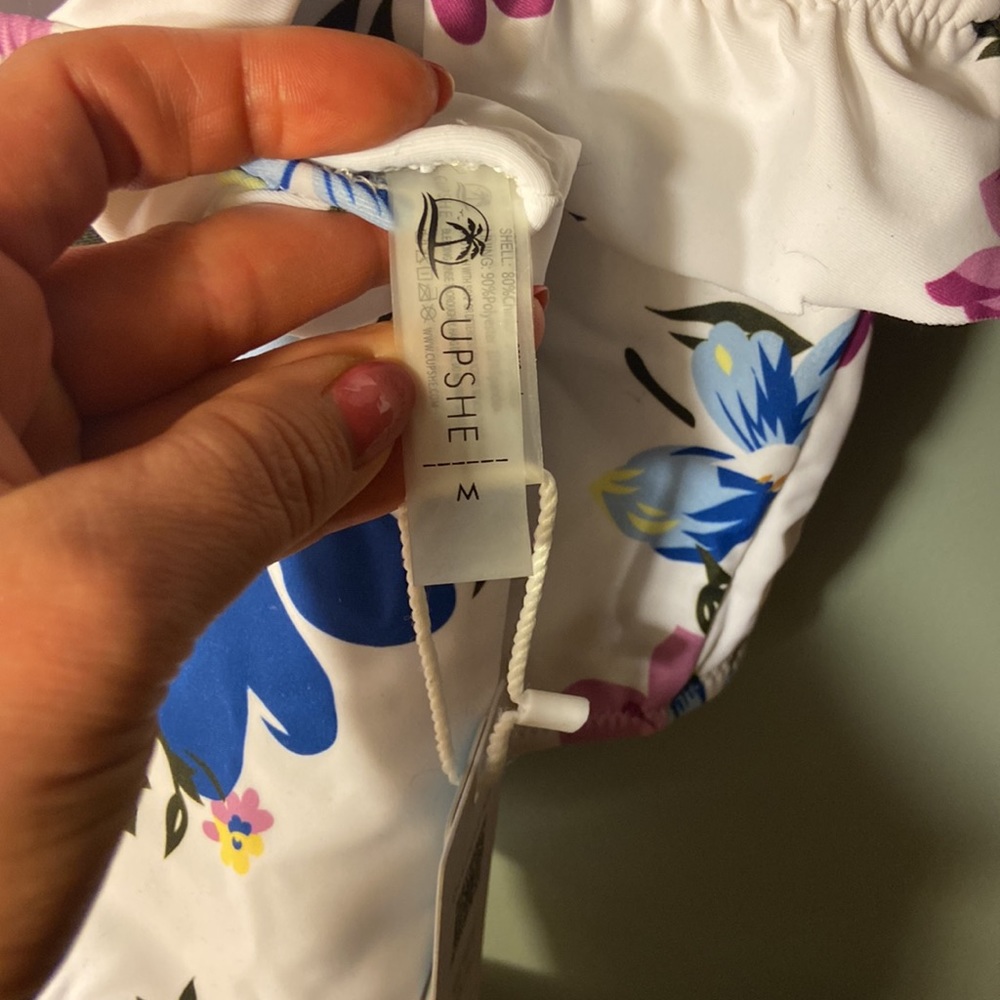 Cupshe Medium One Piece Bathing suit, Floral. Never Worn. - Picture 3 of 3